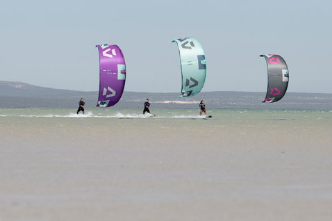 Duotone Dice LEI kite durante il kitesurf in una laguna oceanica poco profonda lungo la costa