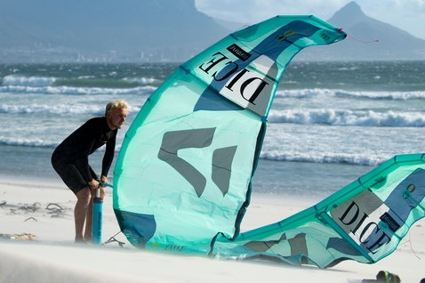 Duotone Dice LEI kite durante il kitesurf sulla spiaggia dell'oceano