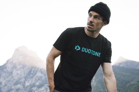 Camiseta de manga corta en negro usada al aire libre en la montaña
