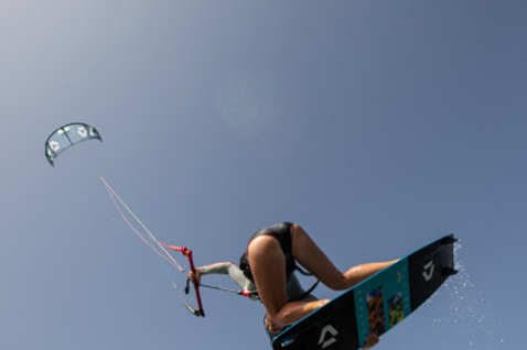 Barre de contrôle Duotone Trust Bar Quad Control pendant le kitesurf sur la plage