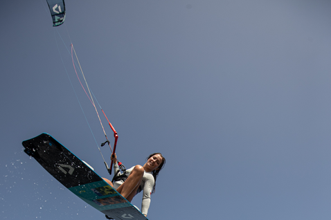 Duotone Trust Bar Quad Control barre de contrôle en train de faire du kitesurf sur l'océan