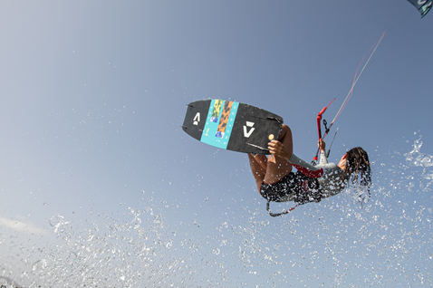 Duotone Trust Bar Quad Control barre de contrôle en train de faire du kitesurf sur une plage