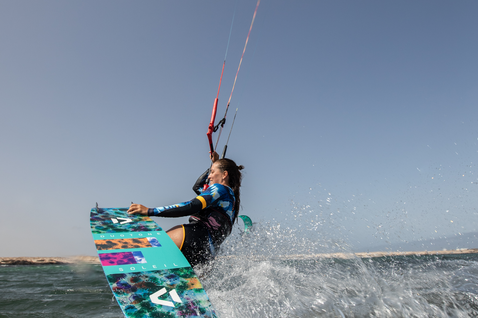 Barre de contrôle Duotone Kiteboarding Trust Bar Quad Control lors d'une session kitesurf à la plage