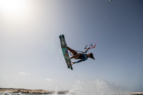 Duotone Kiteboarding Trust Bar Quad Control barre de contrôle lors du kitesurf sur la plage océanique