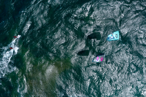 Duotone Neo SLS LEI Kite beim Wellenreiten auf dem offenen Ozean