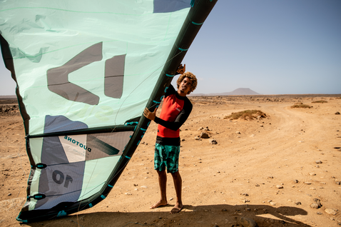 Duotone Neo SLS LEI Kite beim Kitesurfen an einem Wüstenstrand