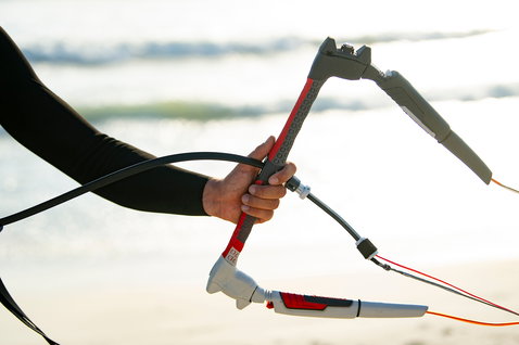 Duotone Click Bar Quad Control 2022 Steuerbar beim Kitesurfen am Ozeanstrand