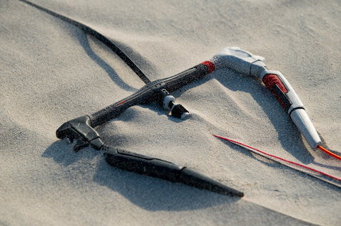 Duotone Click Bar Quad Control 2022 Steuerbar beim Kitesurfen am Sandstrand