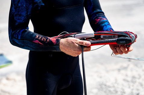 Duotone Click Bar Quad Control 2022 Steuerbar beim Kitesurfen am Strand