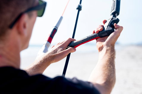 Duotone Click Bar Quad Control 2022 Kontrollbar beim Kitesurfen am Strand