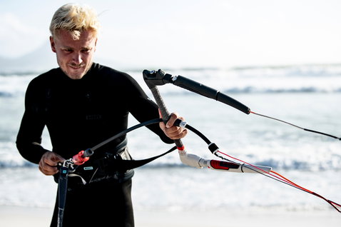Duotone Kiteboarding Click Bar Quad Control 2022 Steuerbar beim Kitesurfen am Ozeanstrand