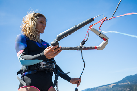 Duotone Kiteboarding Click Bar Quad Control 2022 Lenkbar beim Kitesurfen am Bergsee
