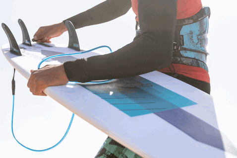 Duotone Session SLS kite surfboard durante el surf de olas al aire libre