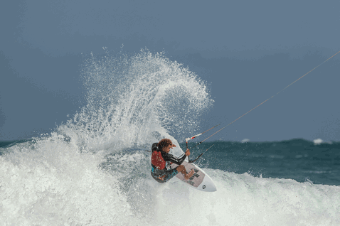 Duotone Session SLS tabla de kitesurf de olas durante el surfeo de olas en una playa oceánica