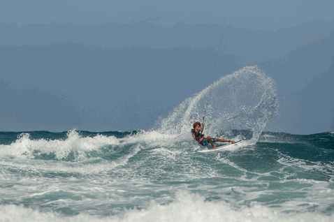 Duotone Session SLS kiteboard de olas durante el surf de olas en la playa