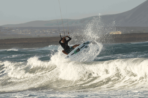 Duotone Session SLS kiteboard direccional durante el kitesurf en la playa