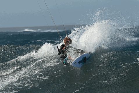 Duotone Session SLS kiteboard de olas durante el kitesurf en la playa