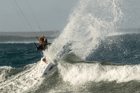 Duotone Session SLS tabla de kitesurf durante el surf de olas en el océano abierto