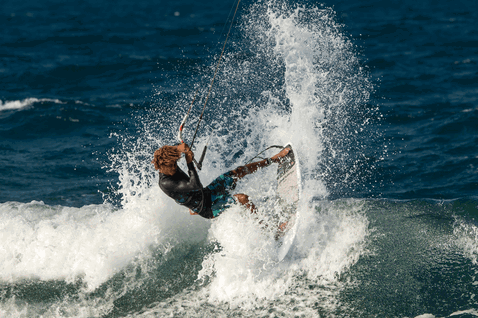 Duotone Session SLS tabla de kitesurf de olas durante el kitesurf en la playa del océano