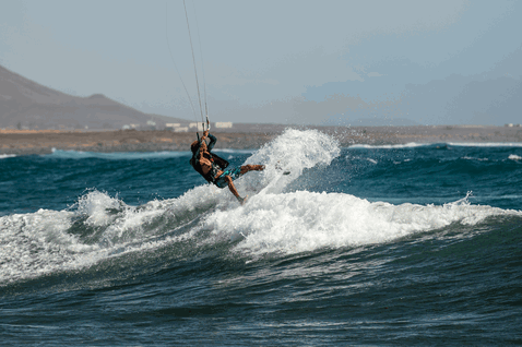 Duotone Session SLS tabla de kitesurf durante el kitesurf en la costa
