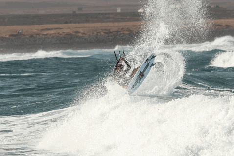 Duotone Session SLS tabla de kitesurf de olas durante el surf de olas en la playa del océano