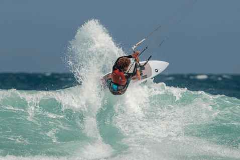 Duotone Session SLS tabla de kitesurf durante el surf de olas en el océano con olas rompientes