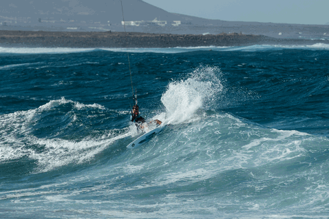 Duotone Session SLS tabla de kitesurf durante kitesurf en una playa oceánica