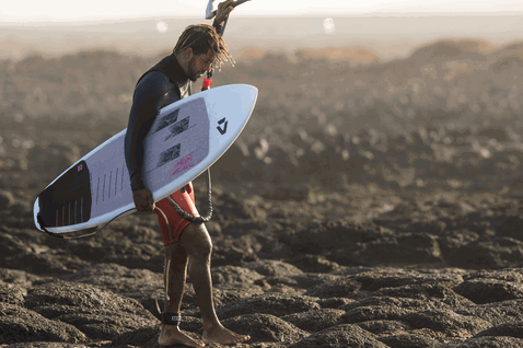 Duotone Wam SLS Kite-Waveboard beim Kitesurfen an einer Vulkanfelsküste