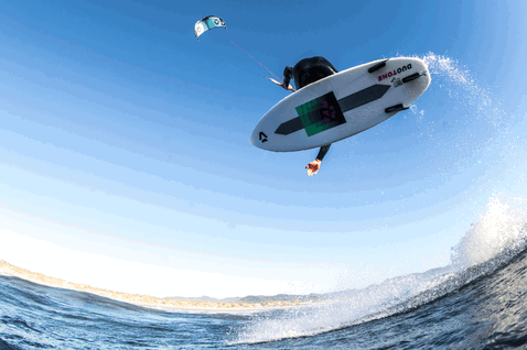 Duotone Wam SLS Wave-Kiteboard beim Kitesurfen am Ozeanstrand