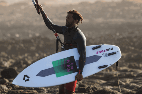 Duotone Wam SLS Wave-Kiteboard beim Kitesurfen an einer felsigen Lavasteinküste