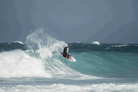 Duotone Wam SLS Wave-Kiteboard beim Wellenreiten am Ozeanstrand