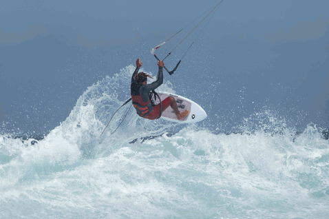 Duotone Wam SLS Kite-Surfboard beim Kitesurfen am Ozeanstrand