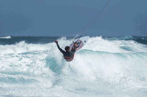 Duotone Wam SLS Kite-Surfboard beim Kitesurfen am Ozeanstrand