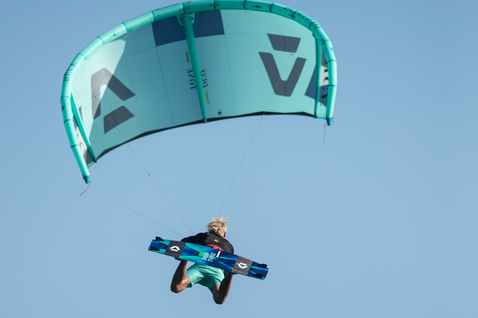 Duotone Jaime SLS twin-tip kiteboard lors d'une session de kitesurf en prise de vue aérienne