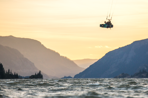Kiteboard twin-tip Duotone Jaime SLS pendant le kitesurf sur un lac de montagne ou gorge fluviale
