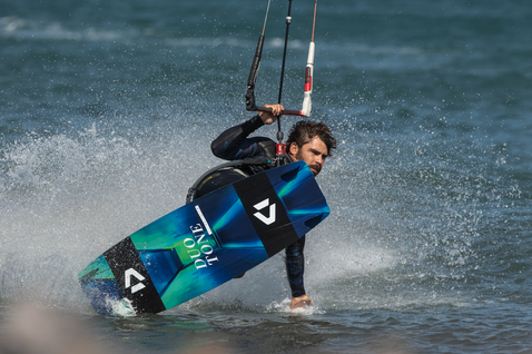 Duotone Jaime SLS twin-tip kiteboard lors d'une session de kitesurf sur plage océanique
