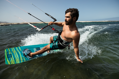 Duotone Spike twin-tip kiteboard durante il kitesurf sull'oceano aperto