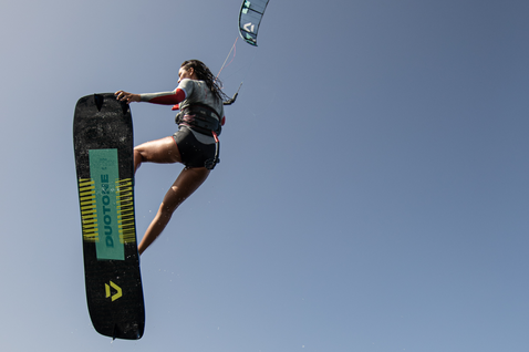 Duotone Ultraspike SLS tabla de kitesurf twin-tip durante kitesurf en el océano