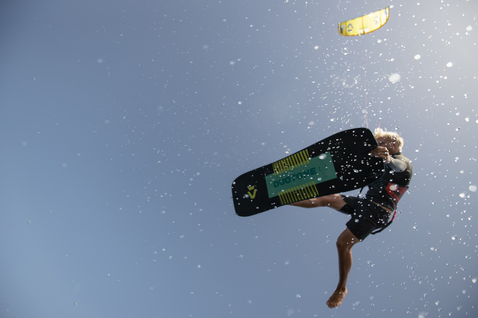 Duotone Ultraspike SLS tabla de kitesurf twin-tip durante kitesurf en aguas abiertas