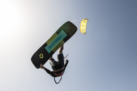 Duotone Ultraspike SLS tabla de kitesurf twin-tip durante el kitesurf sobre el agua