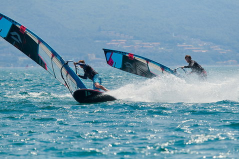 Duotone_Windsurfing_WARP_FIN-20.21_Action-Shots_2