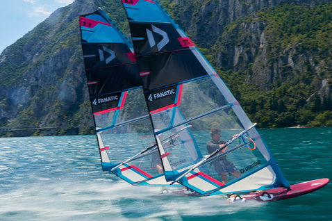 Duotone_Windsurfing_WARP_FIN-20.21_Action-Shots_1