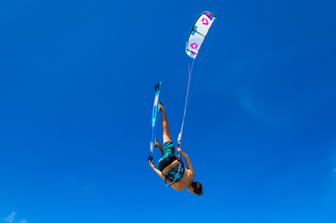 Duotone Evo SLS LEI kite durante el kitesurf contra un cielo abierto vista aérea