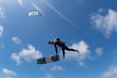 Duotone Evo SLS kite LEI durante el kitesurf en la playa bajo cielo abierto