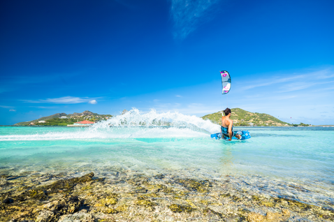 Duotone Evo SLS LEI kite durante el kitesurf en una laguna tropical
