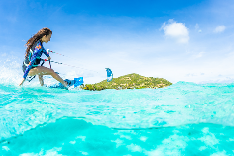 Duotone Evo SLS LEI kite 12m durante el kitesurf en una laguna oceánica tropical