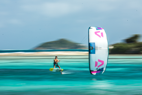 Duotone Evo SLS LEI kite 9m durante el kitesurf en una laguna tropical