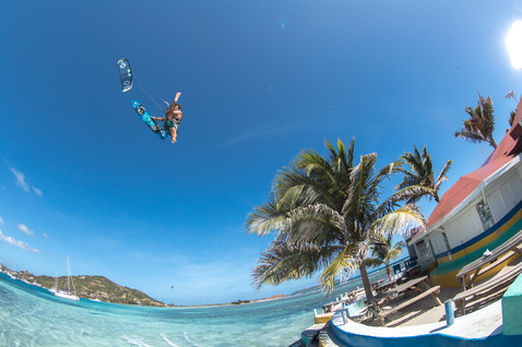 Duotone Evo SLS LEI kite durante el kitesurf en una laguna de playa tropical
