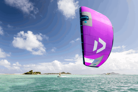 Duotone Mono LEI kite during kitesurfing in a tropical lagoon