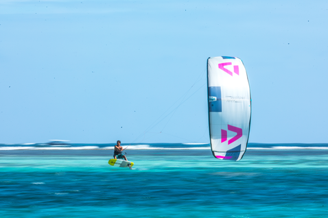 Duotone Juice LEI Kite beim Kitesurfen in einer tropischen Lagune